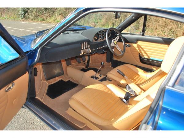 Beige Interior Compliments Blu Dino Metallizzato Exterior